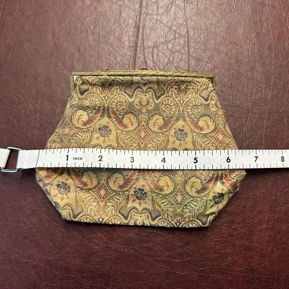 Vintage Beige/cream tapestry clutch handbag. - Picture 3 of 6